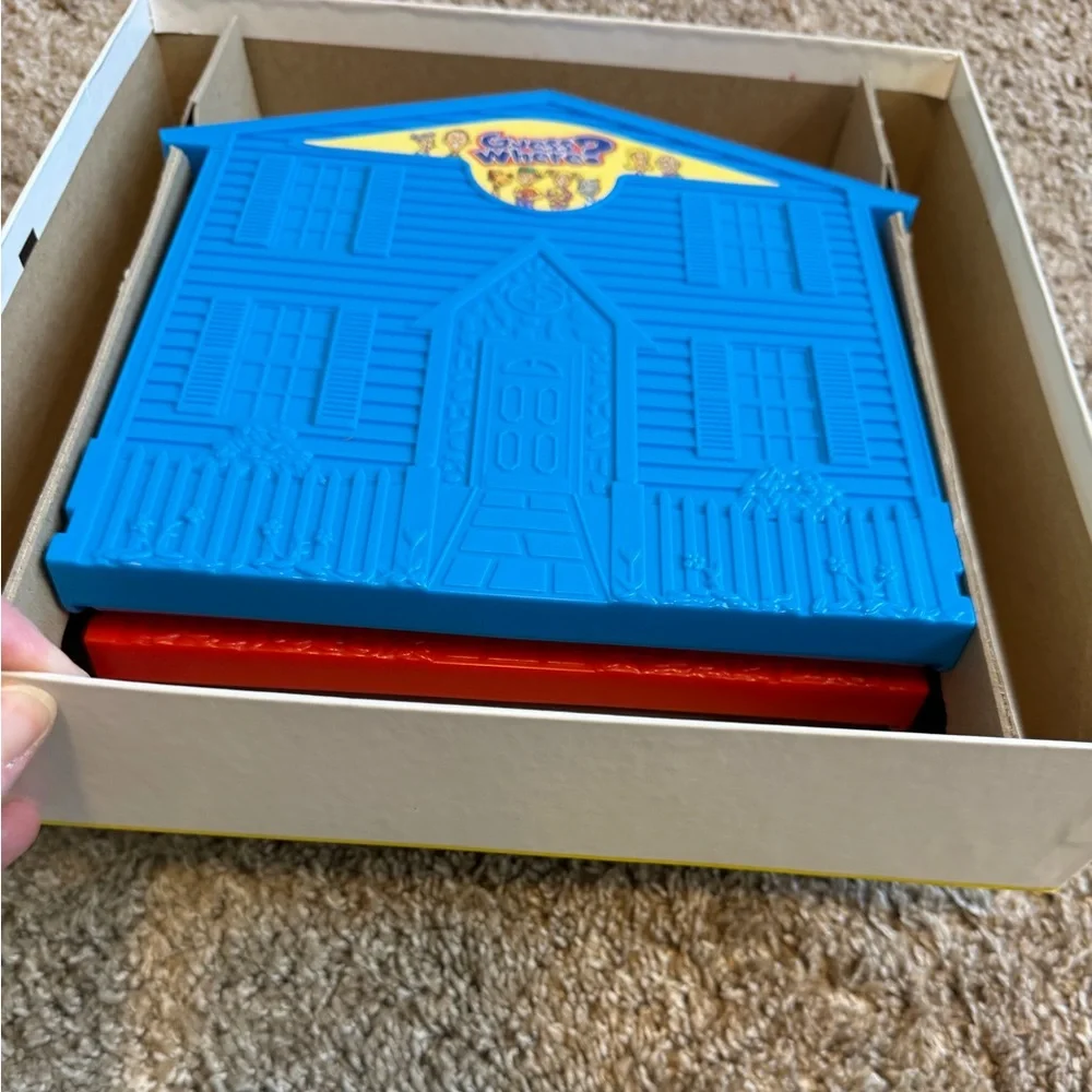 Guess Where? Vintage 2004 Guessing Board Game COMPLETE 2 Players ONE BROKEN PART